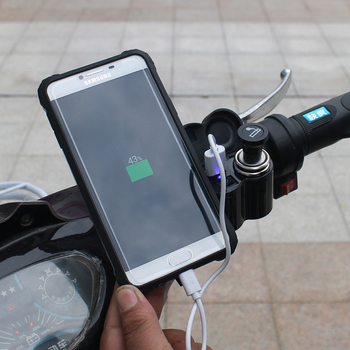 USB punjač za mobitel na upravljaču motocikla i 12V vodootporni priključak za upaljač