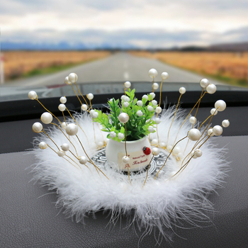 Unutrašnjost automobila: dekoracija za središnju konzolu s perlama, krunom i perom, protivklizna podloga; materijal PVC Pearl Metal; personalizacija; otisnuti logotip; branda Thousand Oaks