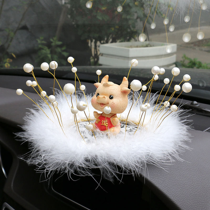 Unutrašnjost automobila: dekoracija za središnju konzolu s perlama, krunom i perom, protivklizna podloga; materijal PVC Pearl Metal; personalizacija; otisnuti logotip; branda Thousand Oaks