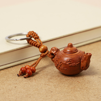 Drevený kľúčenok v tvare čajníka pre auto a telefón — moderný minimalistický štýl, vhodný ako darček