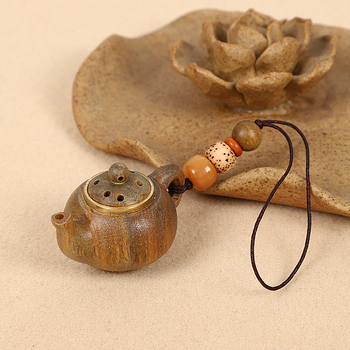 Drevený kľúčenok v tvare čajníka pre auto a telefón — moderný minimalistický štýl, vhodný ako darček