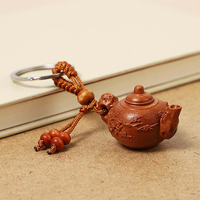 Drveni privjesak za ključeve u obliku čajnika za auto i telefon — moderan minimalistički stil, pogodan kao dar