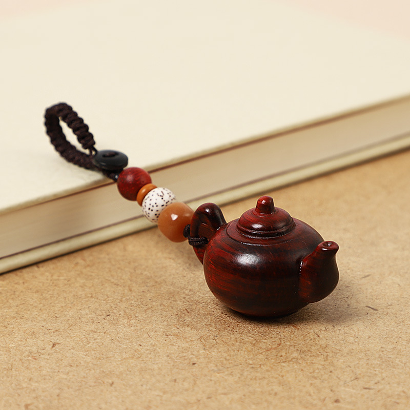 Drevený kľúčenok v tvare čajníka pre auto a telefón — moderný minimalistický štýl, vhodný ako darček