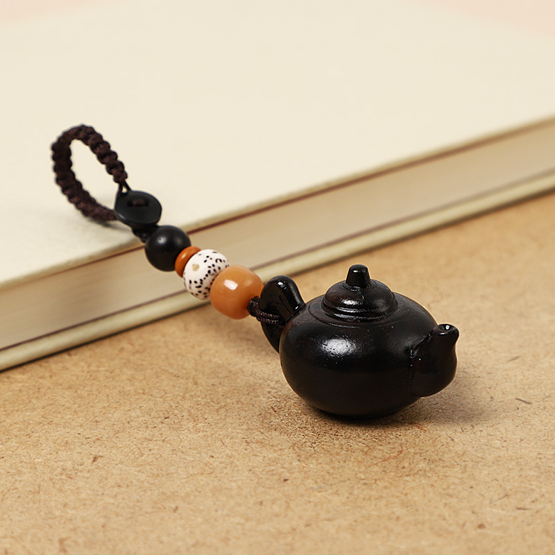 Drevený kľúčenok v tvare čajníka pre auto a telefón — moderný minimalistický štýl, vhodný ako darček