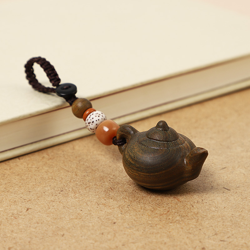 Drevený kľúčenok v tvare čajníka pre auto a telefón — moderný minimalistický štýl, vhodný ako darček