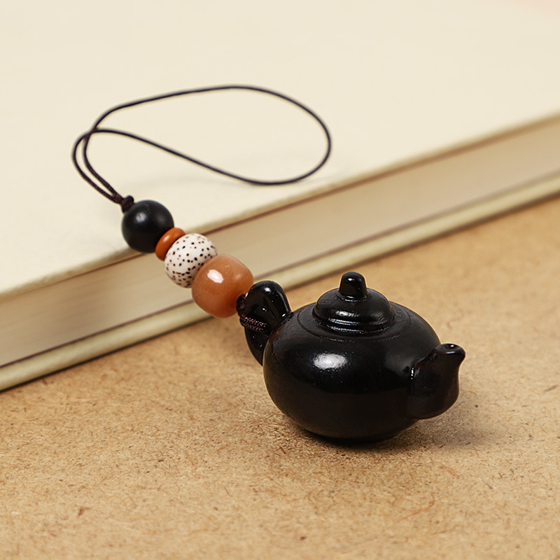 Drevený kľúčenok v tvare čajníka pre auto a telefón — moderný minimalistický štýl, vhodný ako darček