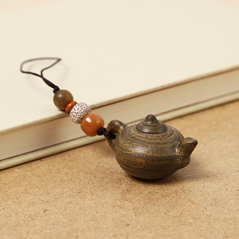 Drevený kľúčenok v tvare čajníka pre auto a telefón — moderný minimalistický štýl, vhodný ako darček