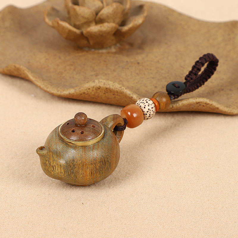 Drevený kľúčenok v tvare čajníka pre auto a telefón — moderný minimalistický štýl, vhodný ako darček