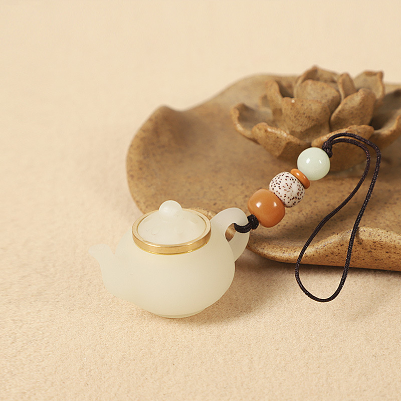 Drevený kľúčenok v tvare čajníka pre auto a telefón — moderný minimalistický štýl, vhodný ako darček