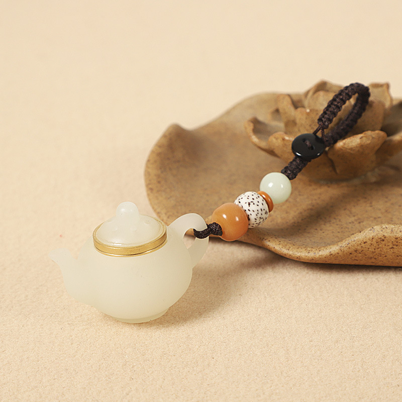 Drevený kľúčenok v tvare čajníka pre auto a telefón — moderný minimalistický štýl, vhodný ako darček