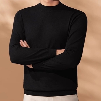 Pánska pletená mikina s polovičným vysokým golierom, úzky strih, dlhé rukávy, tenká látka s hodvábnym leskom. Zloženie vlákien: viskóza 48,2 %, polyester 28,8 %, nylon 22 %, vlna 1 %.