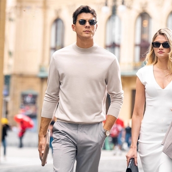 Pánska pletená mikina s polovičným vysokým golierom, úzky strih, dlhé rukávy, tenká látka s hodvábnym leskom. Zloženie vlákien: viskóza 48,2 %, polyester 28,8 %, nylon 22 %, vlna 1 %.