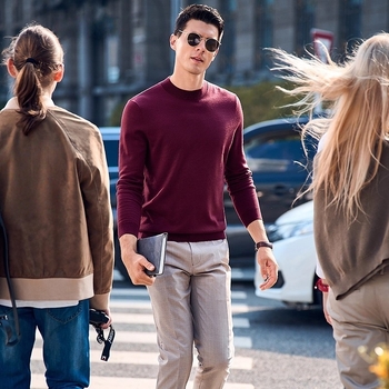 Pánska pletená mikina s polovičným vysokým golierom, úzky strih, dlhé rukávy, tenká látka s hodvábnym leskom. Zloženie vlákien: viskóza 48,2 %, polyester 28,8 %, nylon 22 %, vlna 1 %.