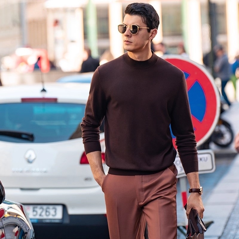 Pánska pletená mikina s polovičným vysokým golierom, úzky strih, dlhé rukávy, tenká látka s hodvábnym leskom. Zloženie vlákien: viskóza 48,2 %, polyester 28,8 %, nylon 22 %, vlna 1 %.