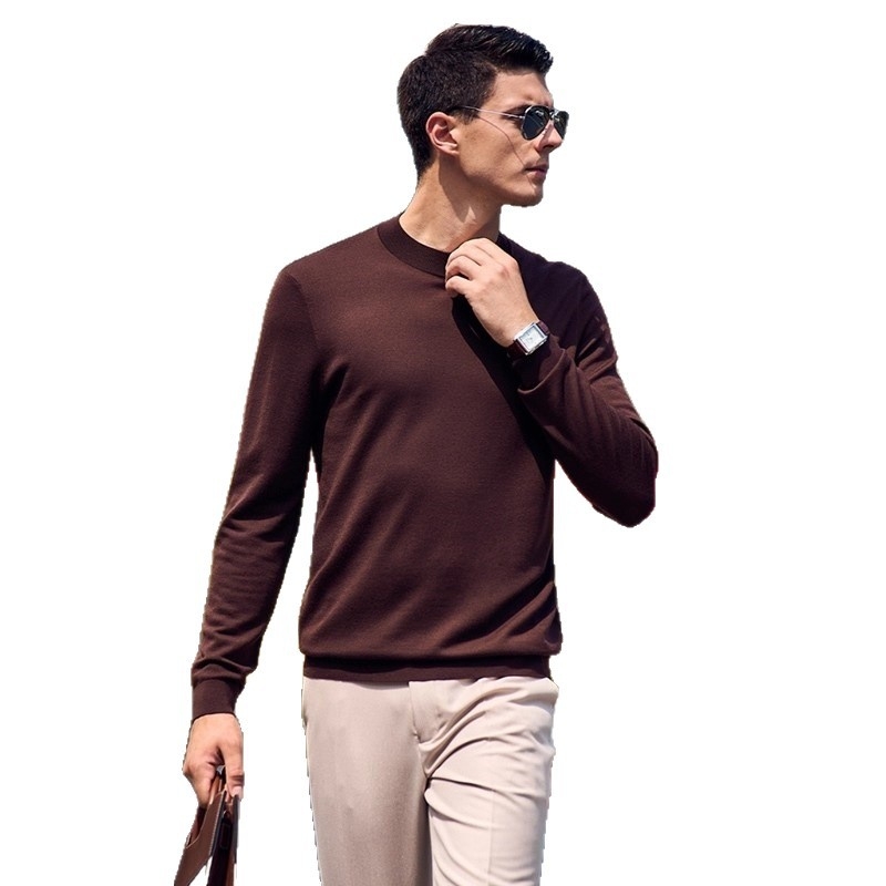 Pánska pletená mikina s polovičným vysokým golierom, úzky strih, dlhé rukávy, tenká látka s hodvábnym leskom. Zloženie vlákien: viskóza 48,2 %, polyester 28,8 %, nylon 22 %, vlna 1 %.