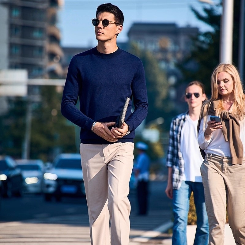 Pánska pletená mikina s polovičným vysokým golierom, úzky strih, dlhé rukávy, tenká látka s hodvábnym leskom. Zloženie vlákien: viskóza 48,2 %, polyester 28,8 %, nylon 22 %, vlna 1 %.