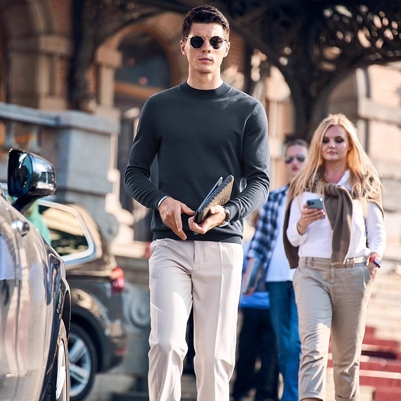 Pánska pletená mikina s polovičným vysokým golierom, úzky strih, dlhé rukávy, tenká látka s hodvábnym leskom. Zloženie vlákien: viskóza 48,2 %, polyester 28,8 %, nylon 22 %, vlna 1 %.