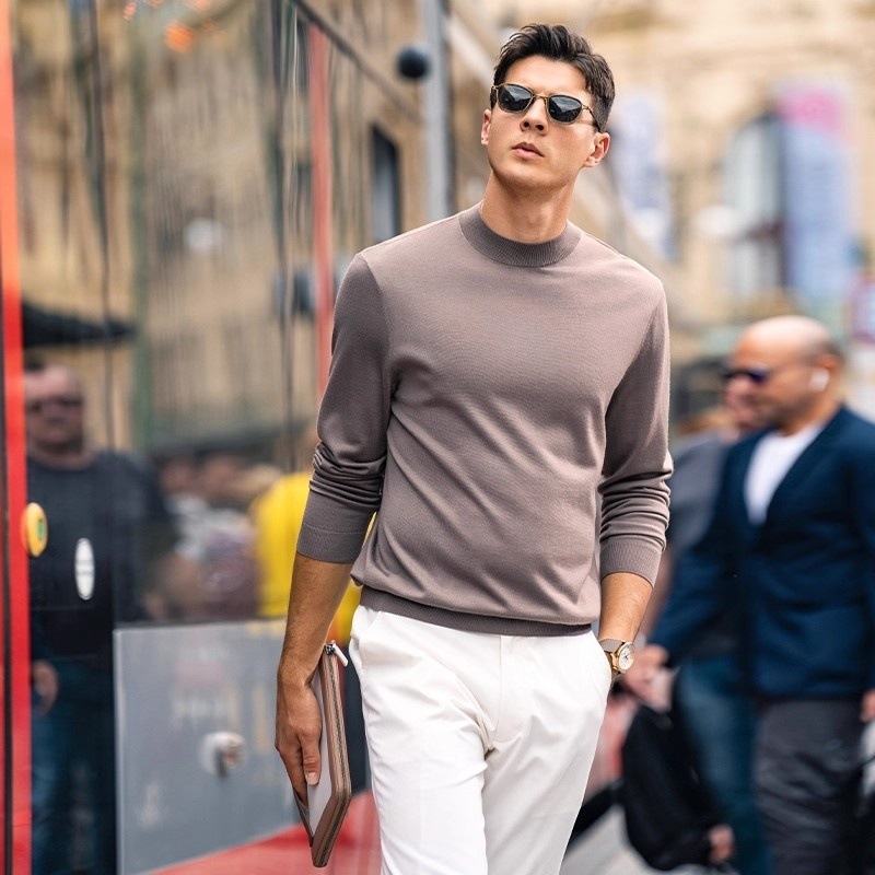 Pánska pletená mikina s polovičným vysokým golierom, úzky strih, dlhé rukávy, tenká látka s hodvábnym leskom. Zloženie vlákien: viskóza 48,2 %, polyester 28,8 %, nylon 22 %, vlna 1 %.