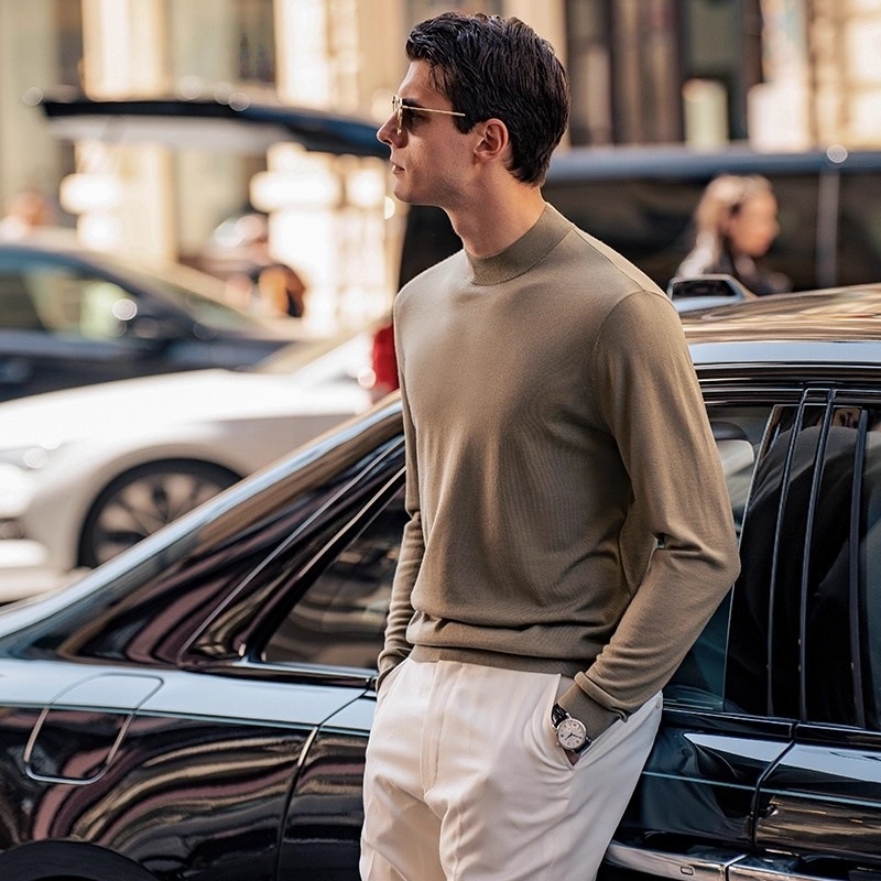 Pánska pletená mikina s polovičným vysokým golierom, úzky strih, dlhé rukávy, tenká látka s hodvábnym leskom. Zloženie vlákien: viskóza 48,2 %, polyester 28,8 %, nylon 22 %, vlna 1 %.