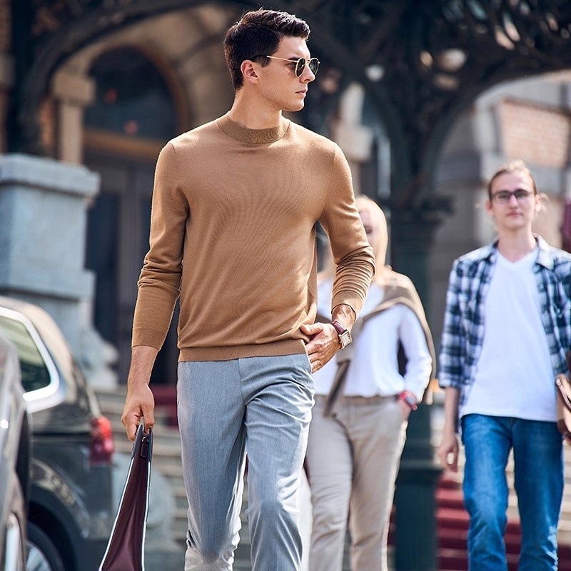 Pánska pletená mikina s polovičným vysokým golierom, úzky strih, dlhé rukávy, tenká látka s hodvábnym leskom. Zloženie vlákien: viskóza 48,2 %, polyester 28,8 %, nylon 22 %, vlna 1 %.