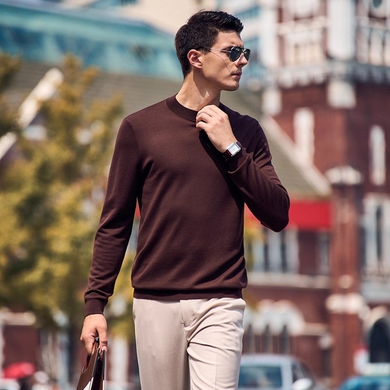 Pánska pletená mikina s polovičným vysokým golierom, úzky strih, dlhé rukávy, tenká látka s hodvábnym leskom. Zloženie vlákien: viskóza 48,2 %, polyester 28,8 %, nylon 22 %, vlna 1 %.