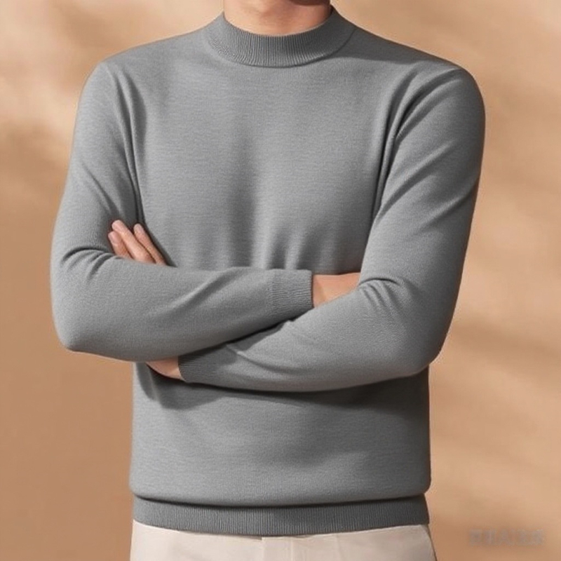 Pánska pletená mikina s polovičným vysokým golierom, úzky strih, dlhé rukávy, tenká látka s hodvábnym leskom. Zloženie vlákien: viskóza 48,2 %, polyester 28,8 %, nylon 22 %, vlna 1 %.