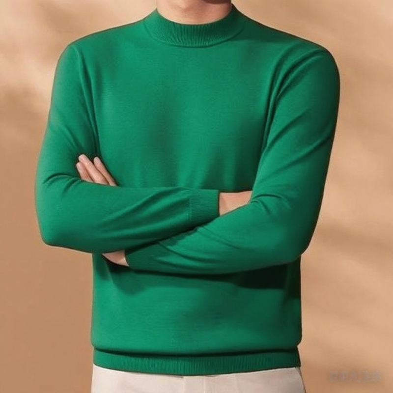 Pánska pletená mikina s polovičným vysokým golierom, úzky strih, dlhé rukávy, tenká látka s hodvábnym leskom. Zloženie vlákien: viskóza 48,2 %, polyester 28,8 %, nylon 22 %, vlna 1 %.