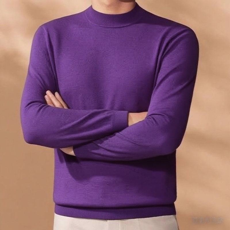 Pánska pletená mikina s polovičným vysokým golierom, úzky strih, dlhé rukávy, tenká látka s hodvábnym leskom. Zloženie vlákien: viskóza 48,2 %, polyester 28,8 %, nylon 22 %, vlna 1 %.