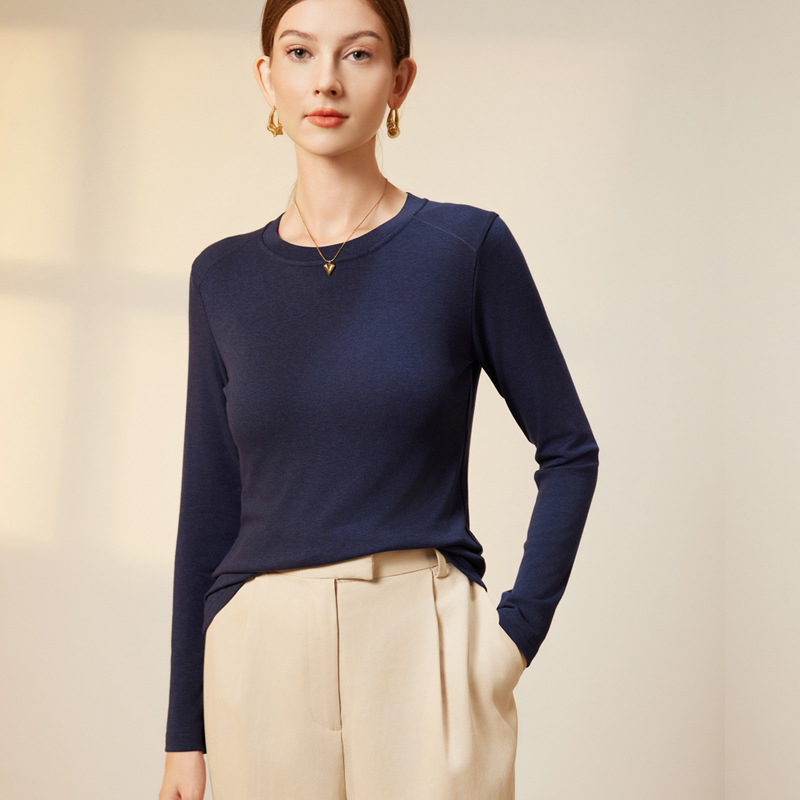 Tričko s Lyocell (Tencel) a akrylom, jednotná farba, dlhé rukávy, úzky strih.