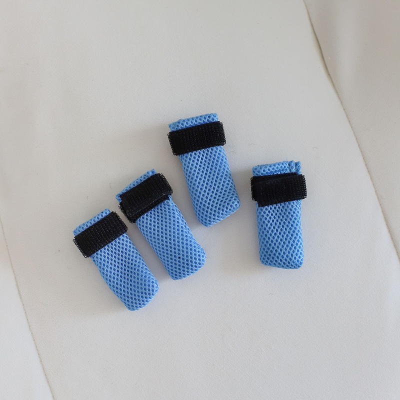 Topánky na laby pre mačky a psy: polyester, priedušná sieťka, protišmykové, odolné voči opotrebeniu, vhodné do interiéru, balenie 4 kusov.