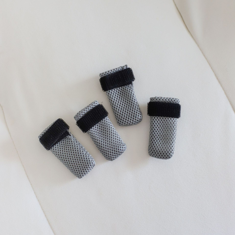 Topánky na laby pre mačky a psy: polyester, priedušná sieťka, protišmykové, odolné voči opotrebeniu, vhodné do interiéru, balenie 4 kusov.