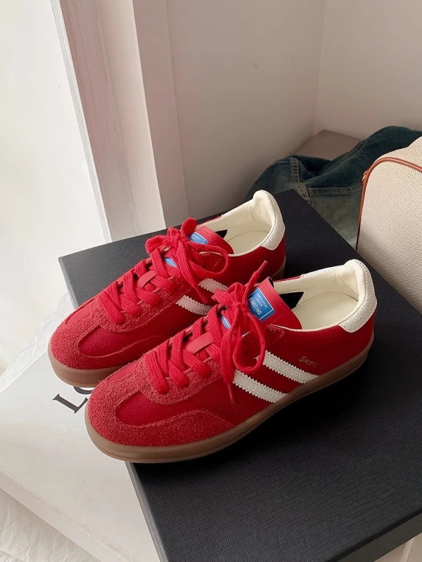 Dámske športové tenisky, vrchný materiál: super vlákno, EVA vložka, podrážka z gumy, šnúrkové zapínanie vpredu