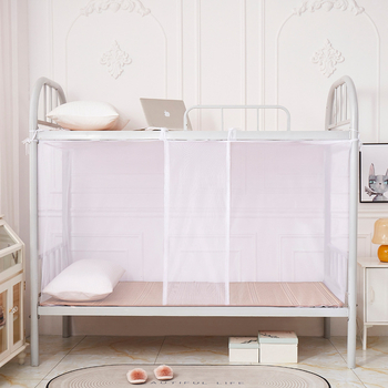 Sieť proti komárom pre jednolôžko na študentskom internáte — posteľná sieťovina, s jednými dverami, moderný minimalistický štýl