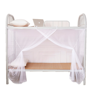 Sieť proti komárom pre jednolôžko na študentskom internáte — posteľná sieťovina, s jednými dverami, moderný minimalistický štýl