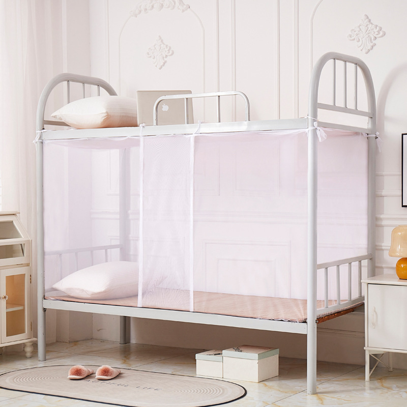 Sieť proti komárom pre jednolôžko na študentskom internáte — posteľná sieťovina, s jednými dverami, moderný minimalistický štýl