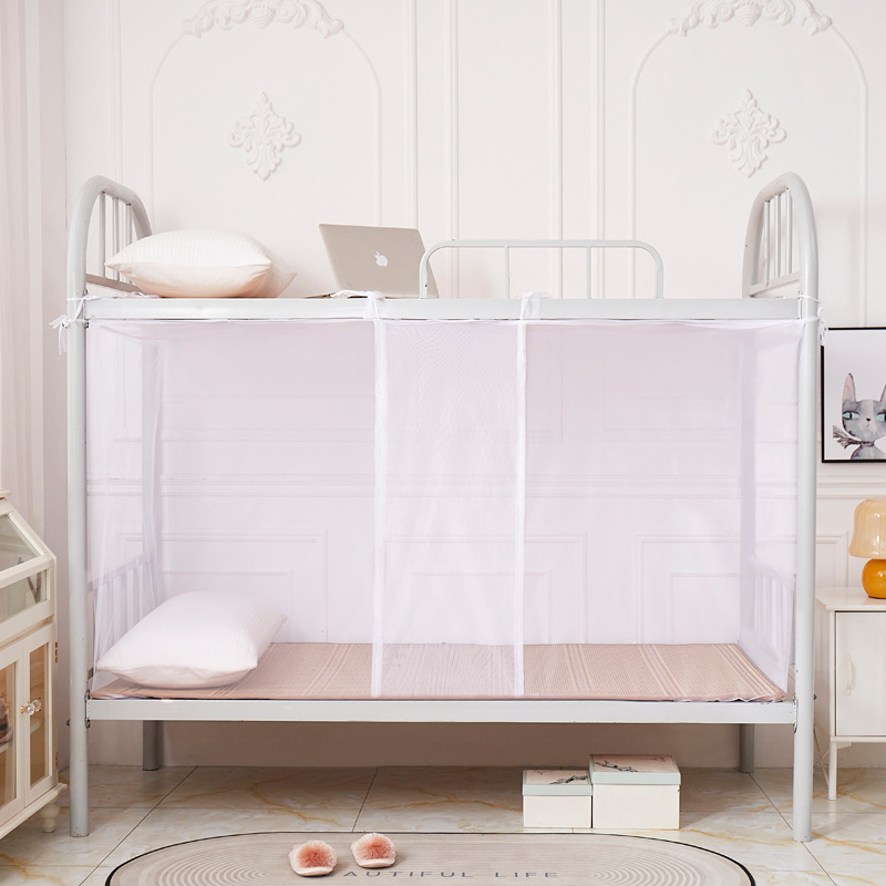 Sieť proti komárom pre jednolôžko na študentskom internáte — posteľná sieťovina, s jednými dverami, moderný minimalistický štýl