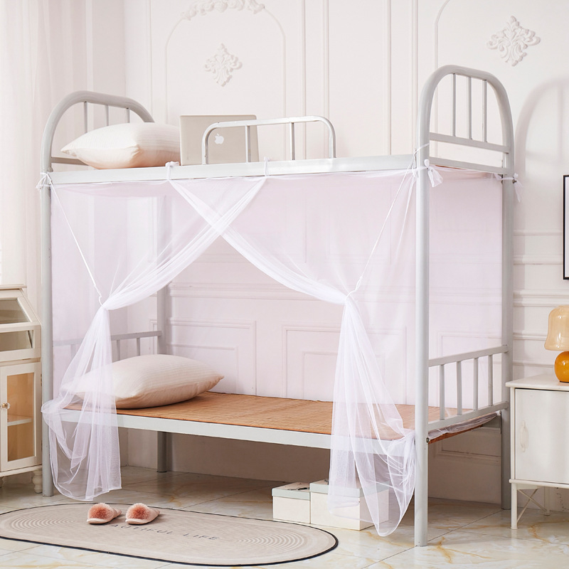 Sieť proti komárom pre jednolôžko na študentskom internáte — posteľná sieťovina, s jednými dverami, moderný minimalistický štýl