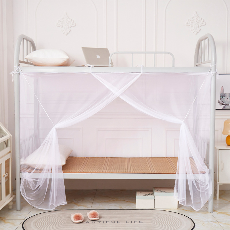 Sieť proti komárom pre jednolôžko na študentskom internáte — posteľná sieťovina, s jednými dverami, moderný minimalistický štýl