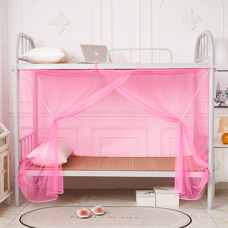 Sieť proti komárom pre jednolôžko na študentskom internáte — posteľná sieťovina, s jednými dverami, moderný minimalistický štýl