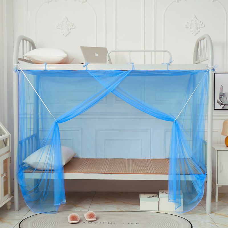 Sieť proti komárom pre jednolôžko na študentskom internáte — posteľná sieťovina, s jednými dverami, moderný minimalistický štýl