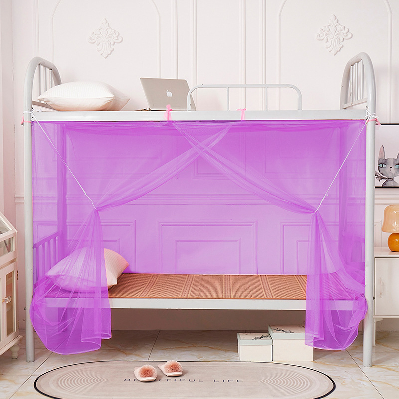 Sieť proti komárom pre jednolôžko na študentskom internáte — posteľná sieťovina, s jednými dverami, moderný minimalistický štýl