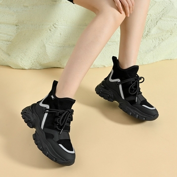 Dámske športové tenisky s vysokým vrškom, okrúhla špička, stredná päta 3–5 cm, vrchnok z ovčieho velúru + mikrovlákno, podšívka krátky plyš