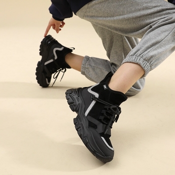 Dámske športové tenisky s vysokým vrškom, okrúhla špička, stredná päta 3–5 cm, vrchnok z ovčieho velúru + mikrovlákno, podšívka krátky plyš