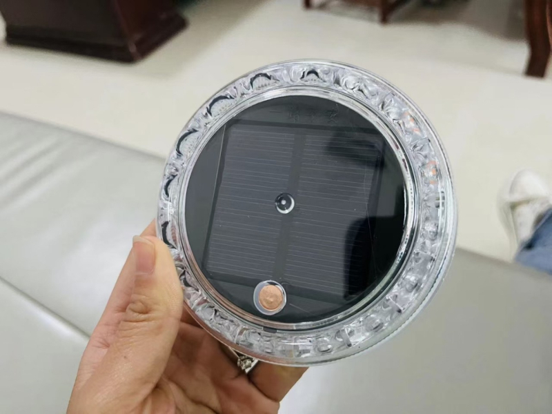 LED zadné svetlo nákladného auta so solárnym blikaním, anti-tailgating, silné magnetické uchytenie, 12-24V