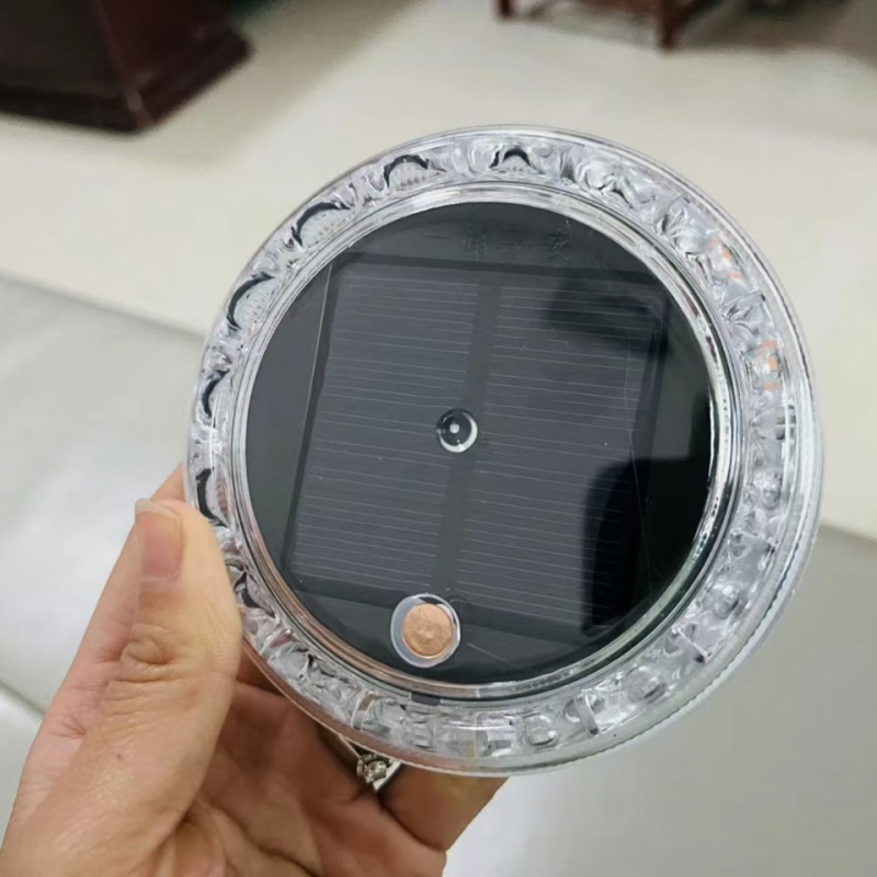 LED zadné svetlo nákladného auta so solárnym blikaním, anti-tailgating, silné magnetické uchytenie, 12-24V