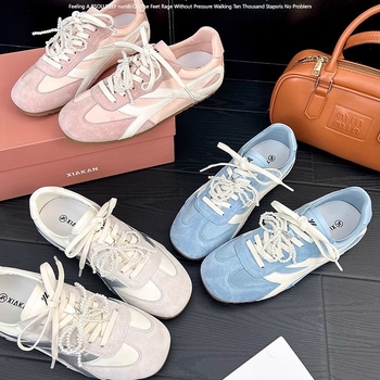 Ženské tréningové tenisky s priedušnou sieťovinou vo vnútri, horný materiál zo super vlákna, EVA vložka, gumová podrážka, výška päty 3–5 cm