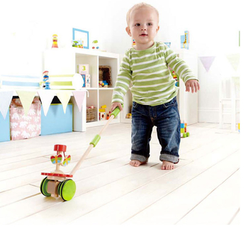 Drevená tlačná hračka pre dojčatá 0–2 rokov s motýľovou otáčajúcou sa tyčou, podporuje senzorický vývoj, vizuálny a kognitívny vývoj a koordináciu ruka–oko