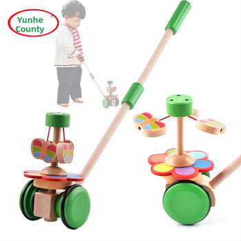 Drevená tlačná hračka pre dojčatá 0–2 rokov s motýľovou otáčajúcou sa tyčou, podporuje senzorický vývoj, vizuálny a kognitívny vývoj a koordináciu ruka–oko