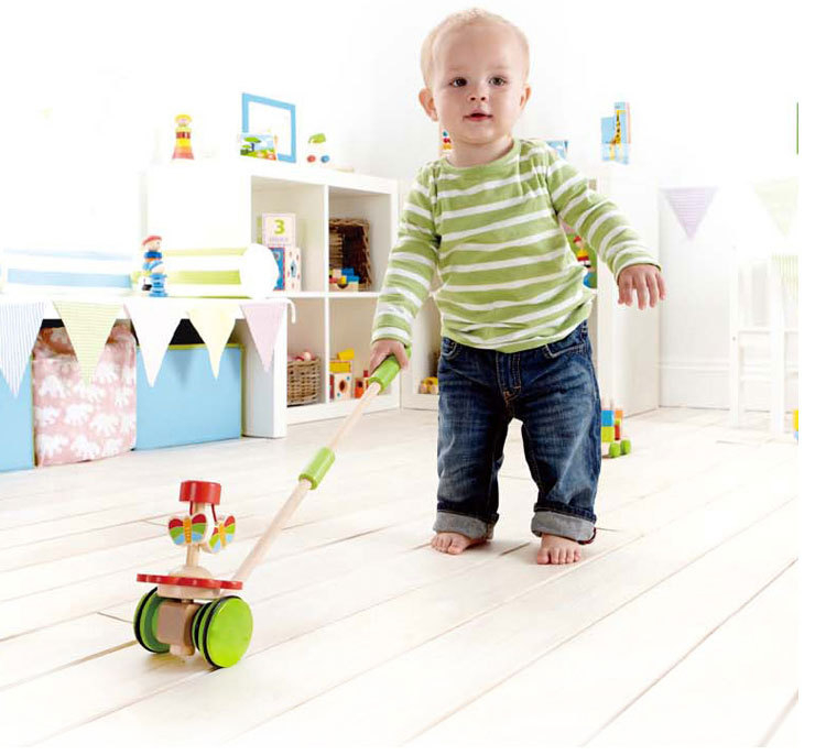 Drevená tlačná hračka pre dojčatá 0–2 rokov s motýľovou otáčajúcou sa tyčou, podporuje senzorický vývoj, vizuálny a kognitívny vývoj a koordináciu ruka–oko