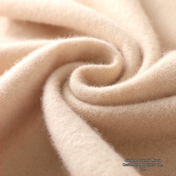 Pánsky sveter z 100% vlny, polovične vysoký golier, dlhé rukávy, priliehavý strih, zima